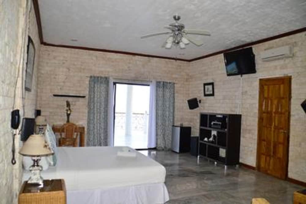 Studio Suite, 1 King Bed, Oceanfront photo 2
