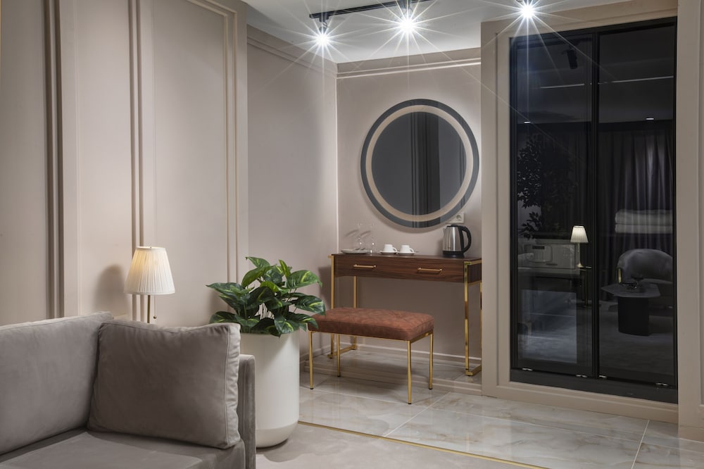 Executive Junior Suite with Spa Bath - Fireplace - Private Lounge Access photo 2