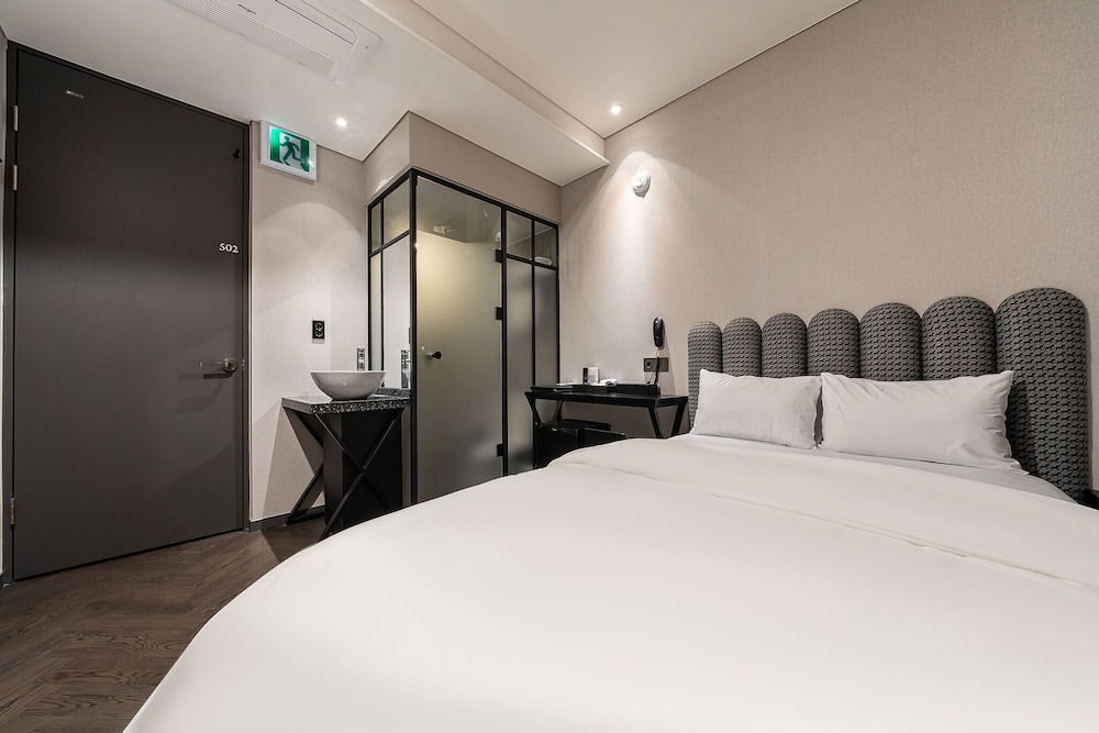 Standard Double Room - Photo 6