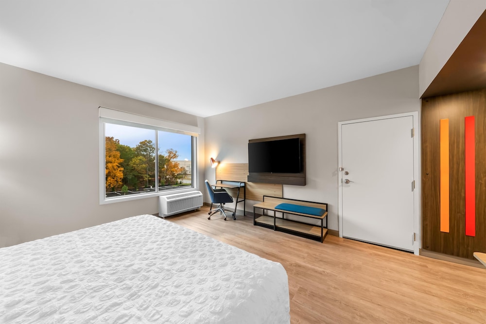 Room, 1 King Bed, Accessible (Mobility & Hearing, Roll-in Shower) photo 2