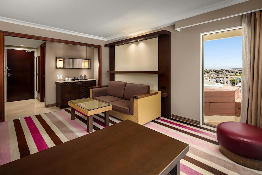 Bayview Corner Suite (Club Lounge Access) - Photo 11