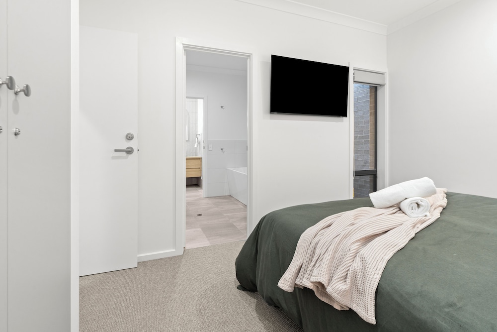 4 Bedroom Villa - Renmark River Villas (No.52 with Pool) photo 3
