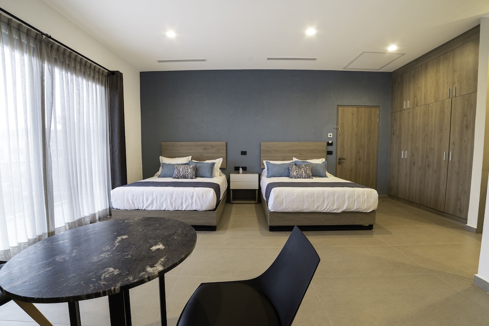 Superior Suite (Queen)