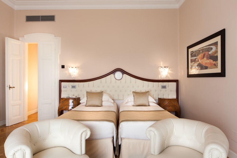 Deluxe Double or Twin Room - Photo 9