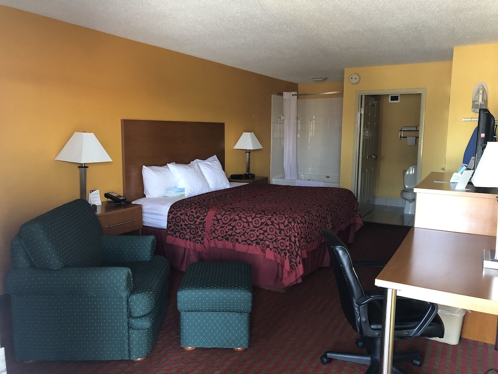 Studio Suite, 1 King Bed, Non Smoking - Photo 3