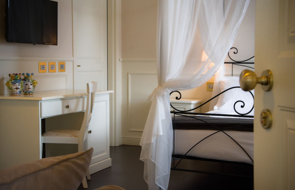 Luxury Quadruple Room, 1 Bedroom, City View photo 2