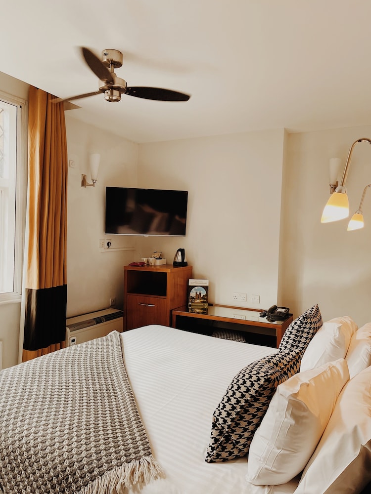 Deluxe King Room - Photo 2