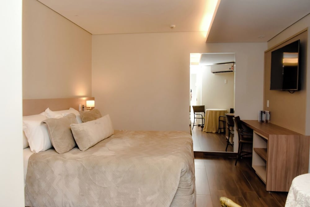 Suite - Photo 1