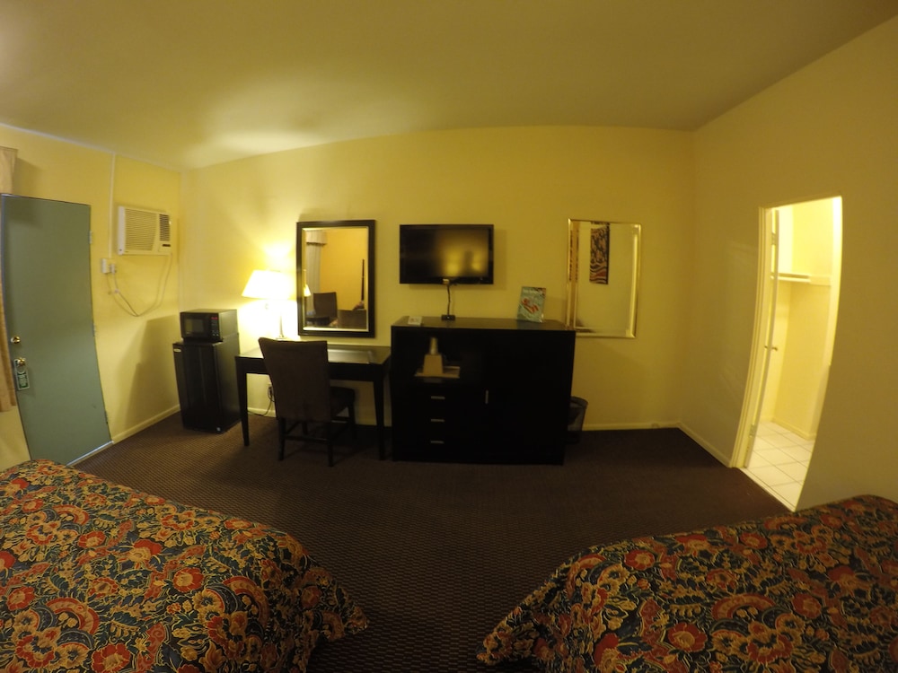 Double Room, 2 Queen Beds photo 3