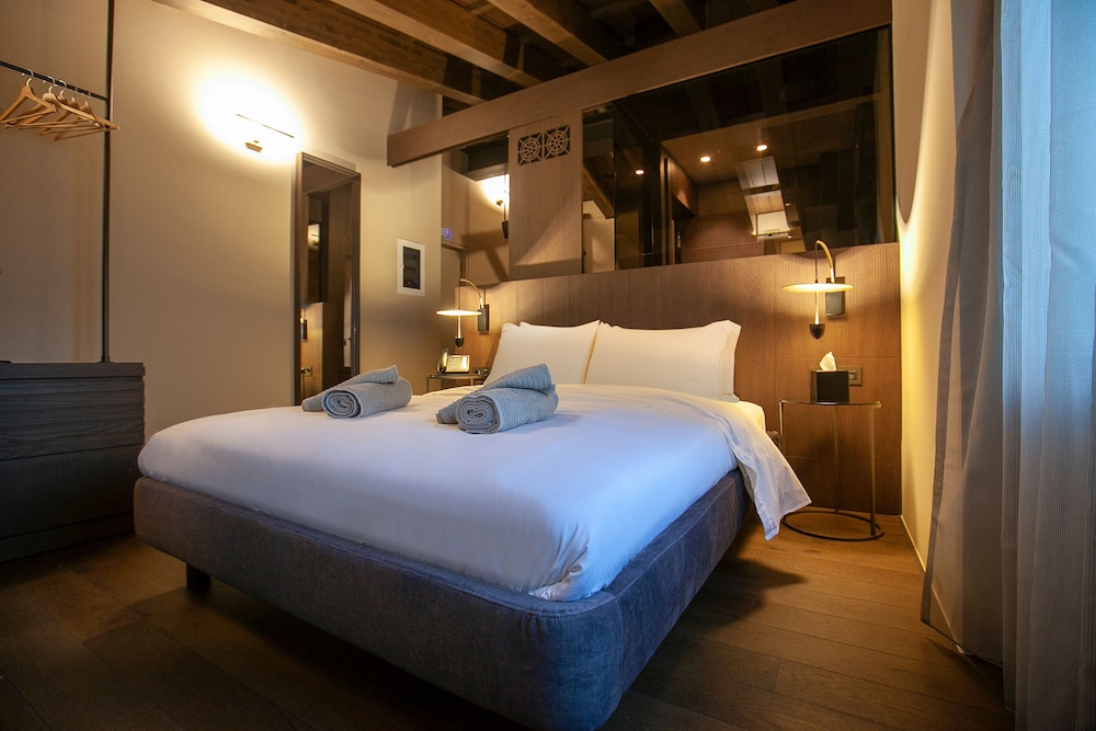 Attic Room with Outdoor Hot Tub photo 1
