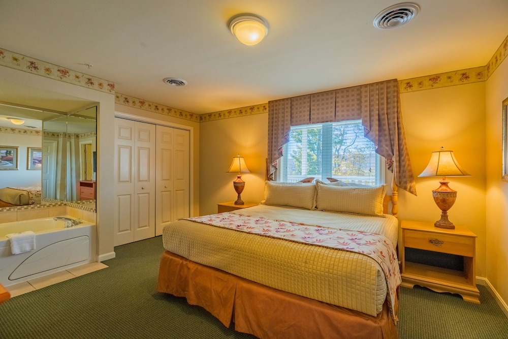 Deluxe King One Bedroom Suite, Nature View photo 3