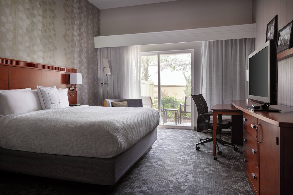 Executive Room, 1 King Bed (Mobility/Hearing Access, Roll-in Shwr) photo 2