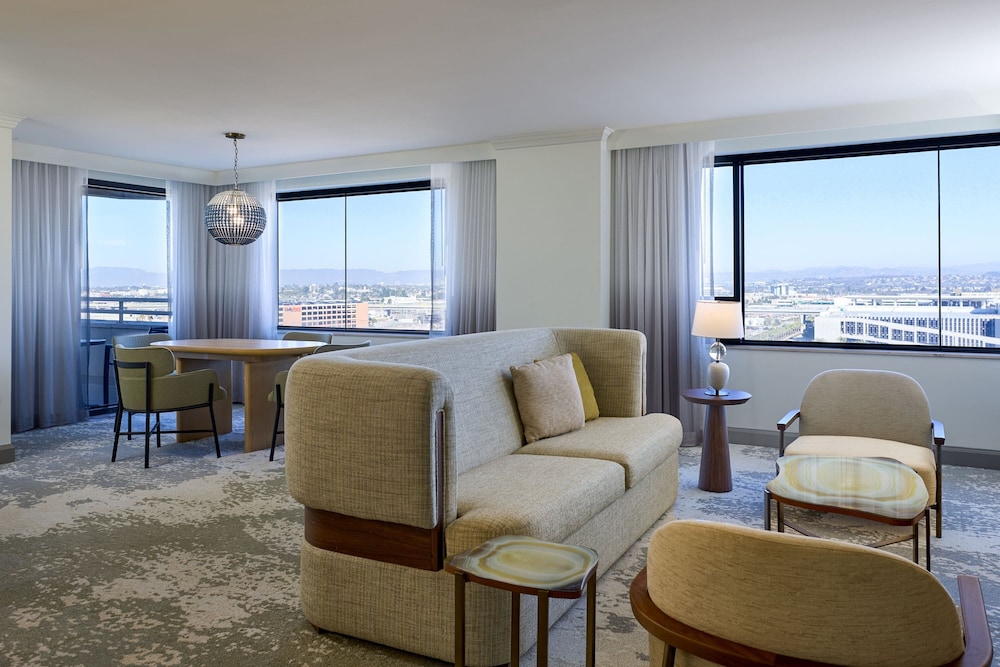 Luxury Suite, 1 Double Bed, Balcony thumbnail 6