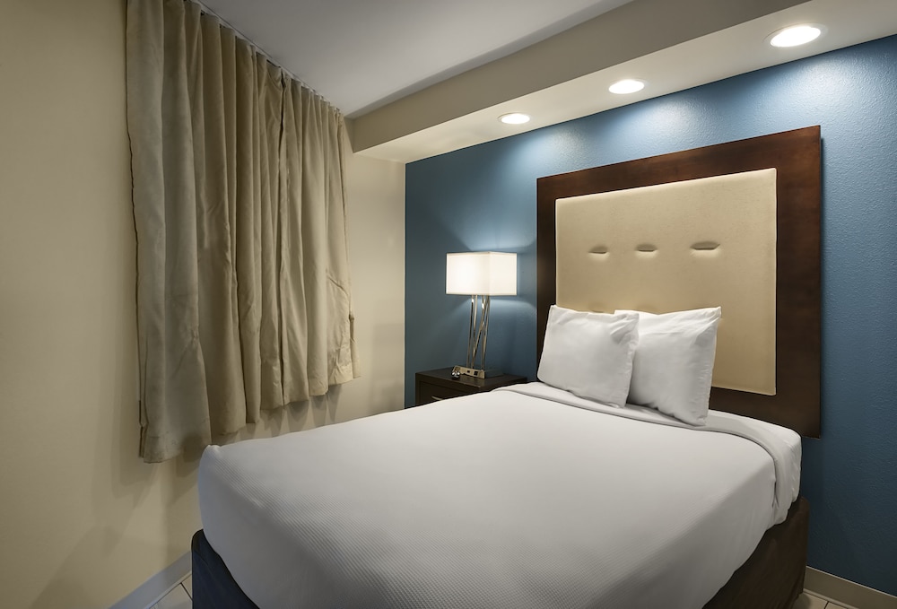 Suite, 1 King Bed with Sofa bed photo 3