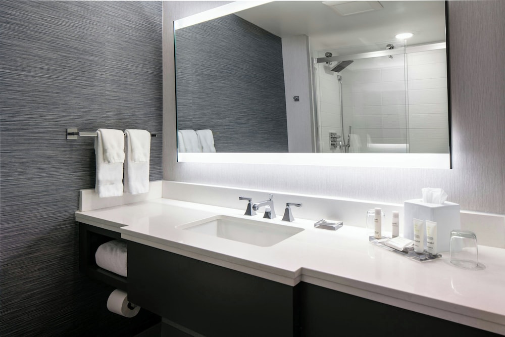 Room, 1 King Bed (Mobility Accessible, Tub) - Photo 4