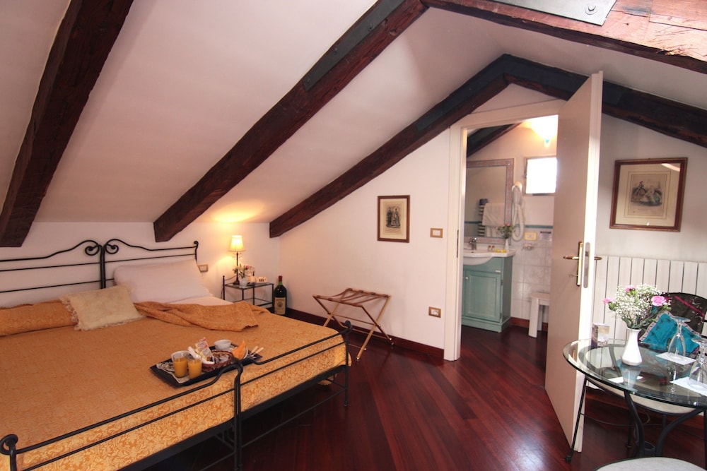 Suite, 1 King Bed, Hot Tub photo 3