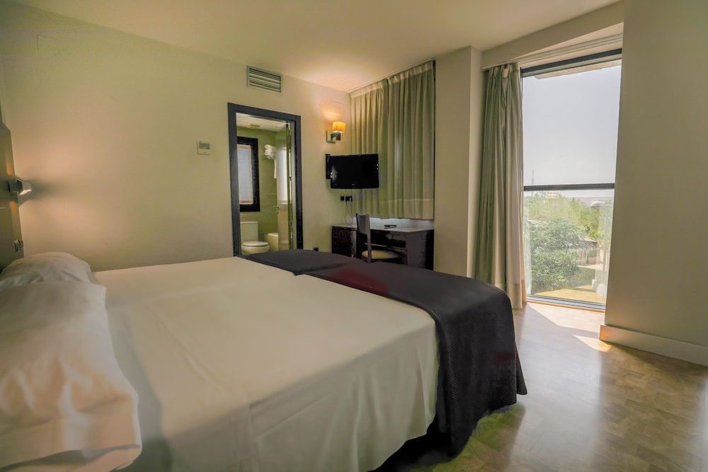 Standard Double Room - Photo 8