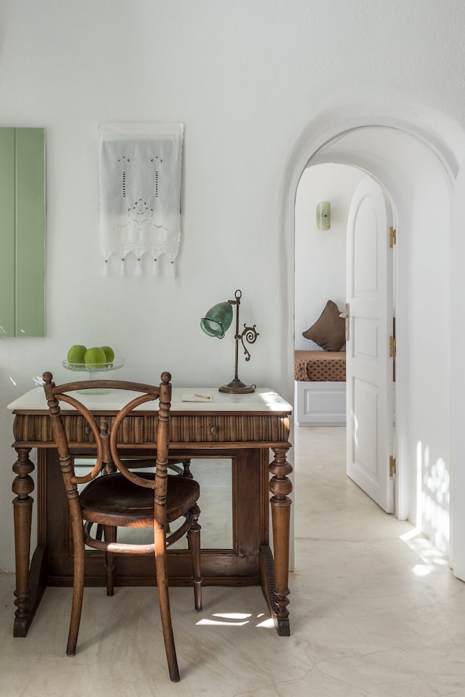 Family Suite, Jetted Tub (Caldera View) - Photo 8