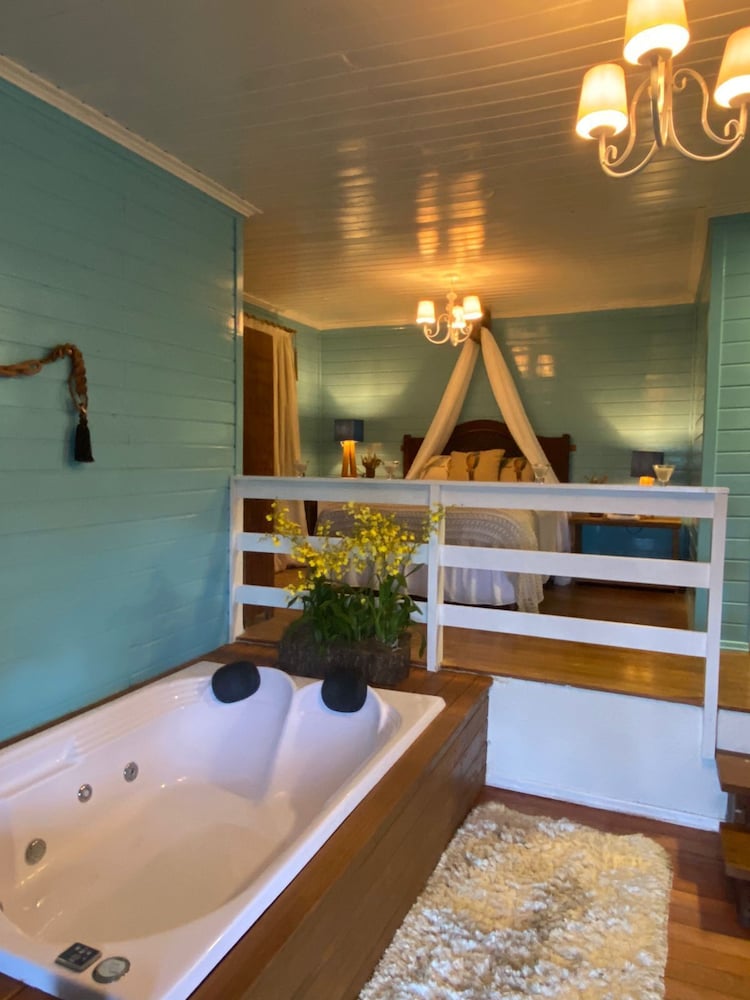 Deluxe Cabin, Jetted Tub