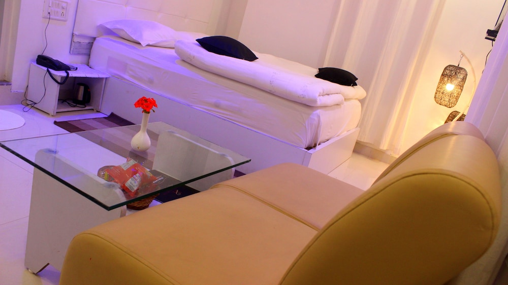 Pearl white Ac Room photo 3