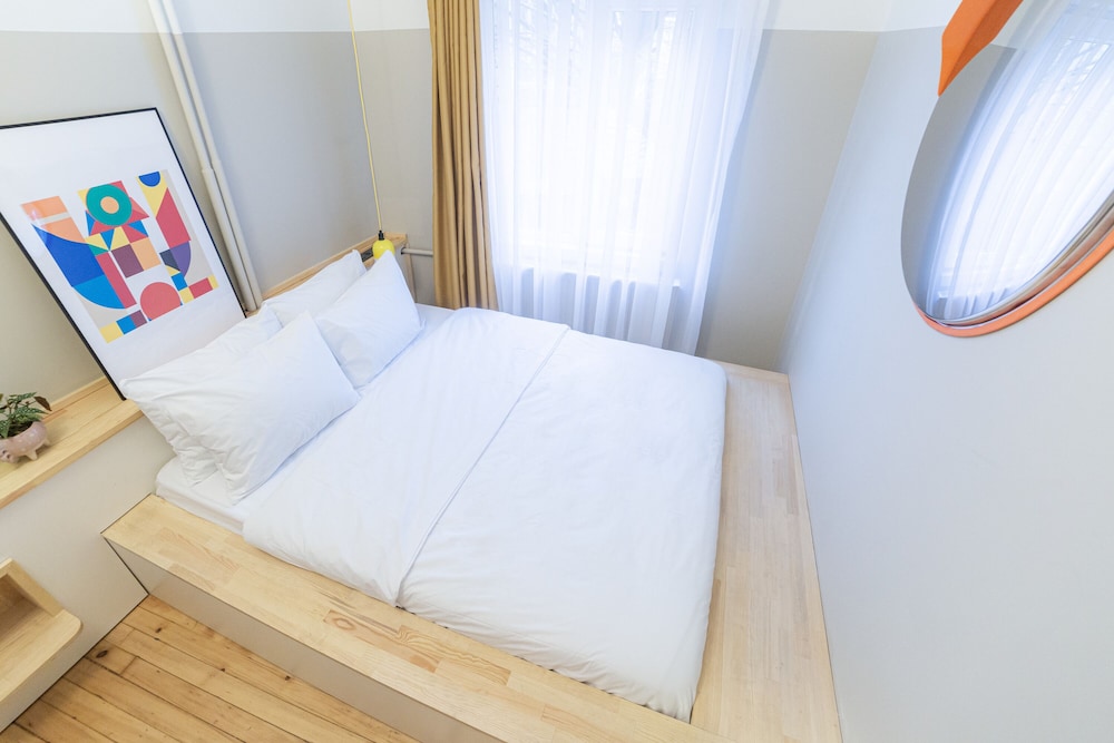 Traveler Friendly Yellow Room photo 1