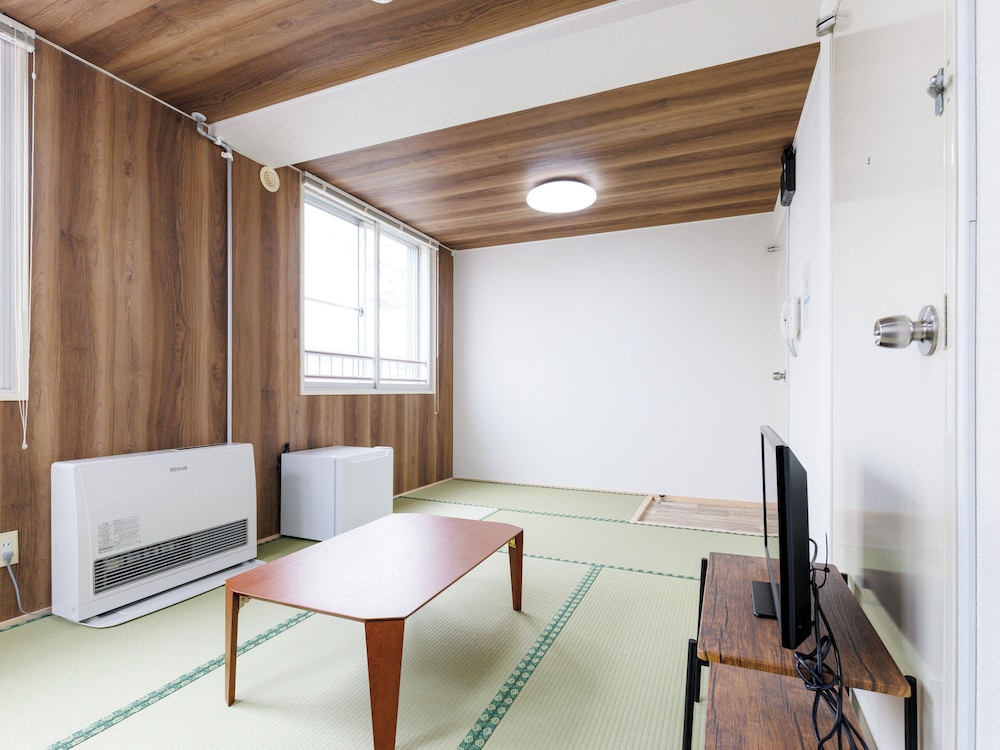 Traditional Twin Room, Non Smoking, Shared Bathroom (B) photo 1
