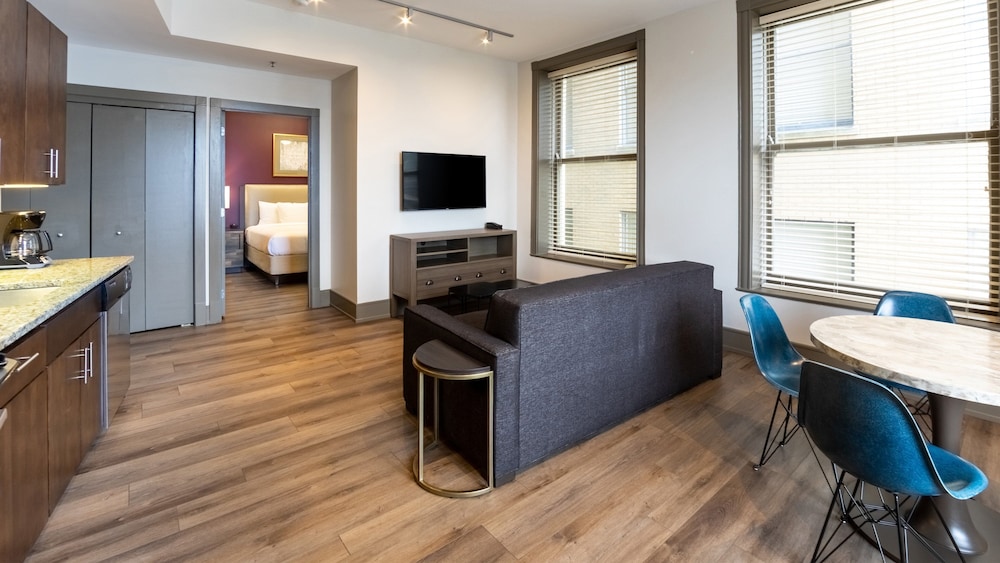 Grand Villa, 1 Bedroom - Photo 1