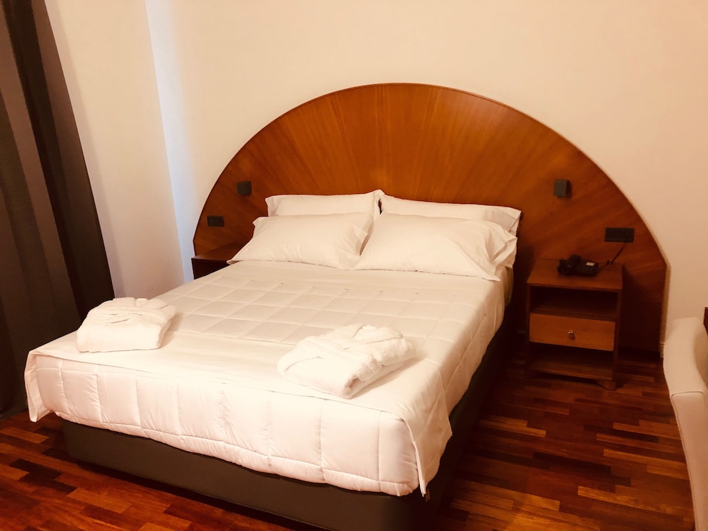 Standard Double or Twin Room - Photo 1