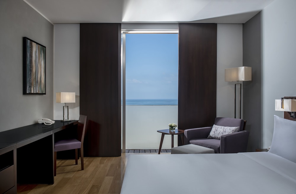Deluxe Room, 1 King Bed photo 2