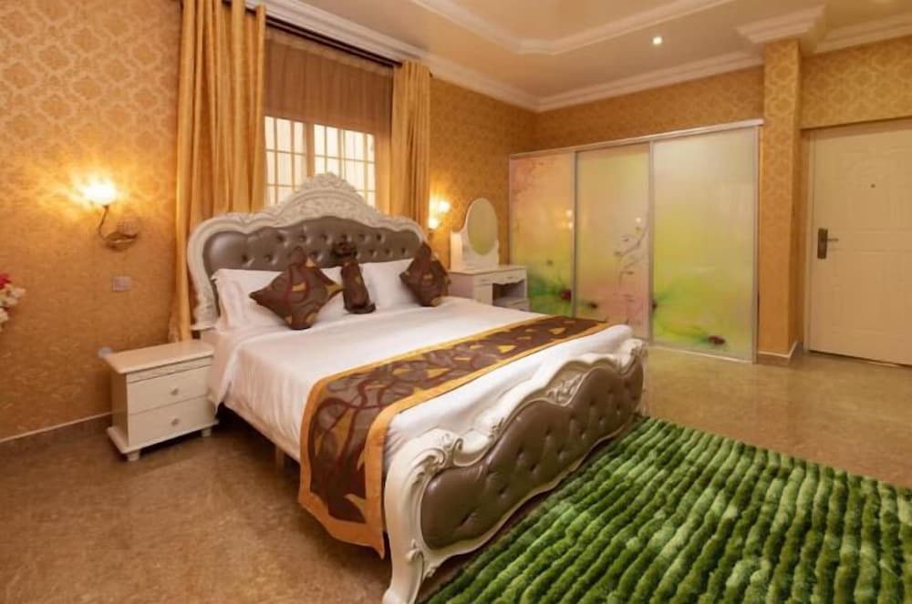 Executive Suite, 1 Queen Bed, Private Bathroom, Park View