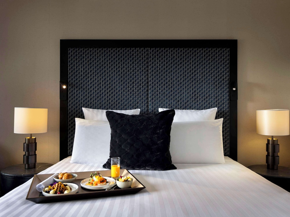 Superior Room, 1 King Bed (Residence) thumbnail 6