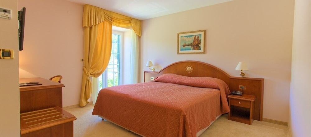 Standard Double or Twin Room, Hill View photo 3