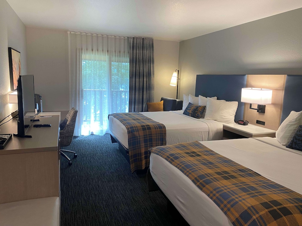 Standard Room, 2 Queen Beds, Balcony, Lake View - Photo 6