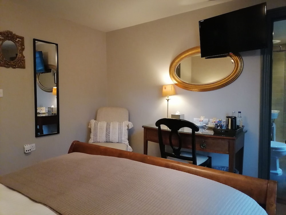 Classic Room, 1 King Bed photo 2
