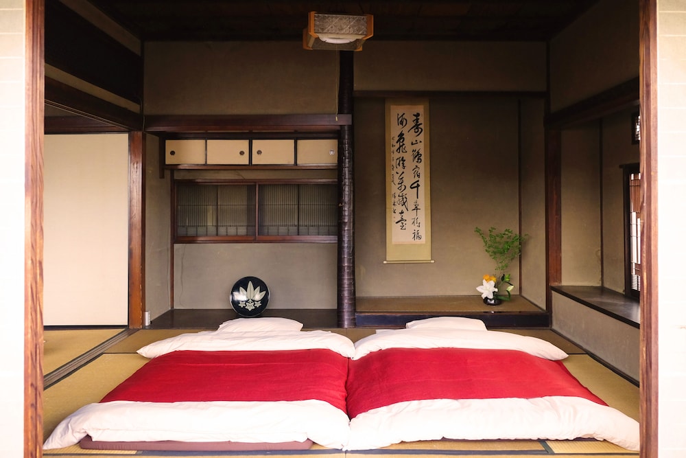 Room (1) photo 2