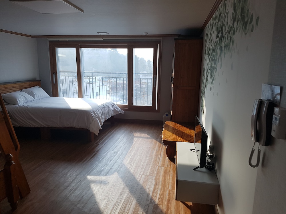Family Room (4F) photo 2