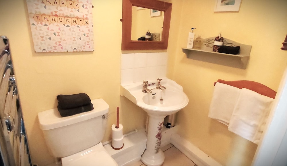 Basic Double Room, Ensuite - Photo 4
