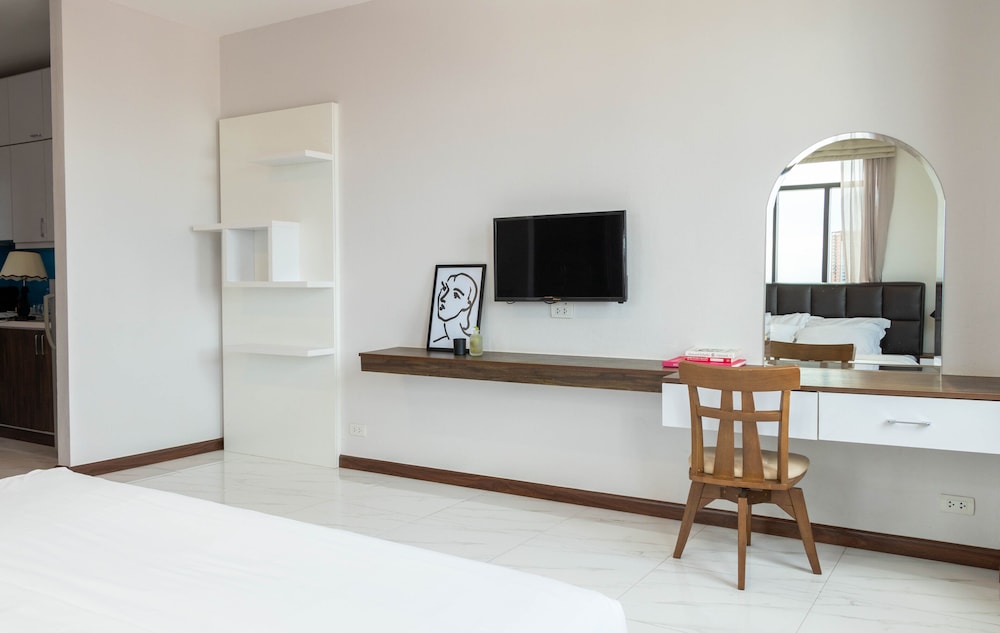 Deluxe Room, City View - Photo 4