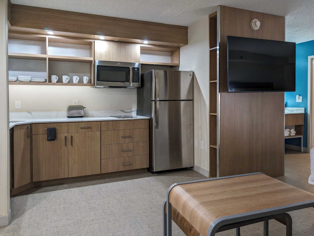Suite, 1 King Bed, Kitchen - Photo 10
