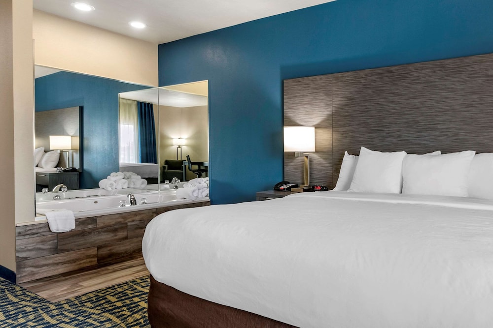 Suite, 1 King Bed, Non Smoking, Jetted Tub - Photo 3