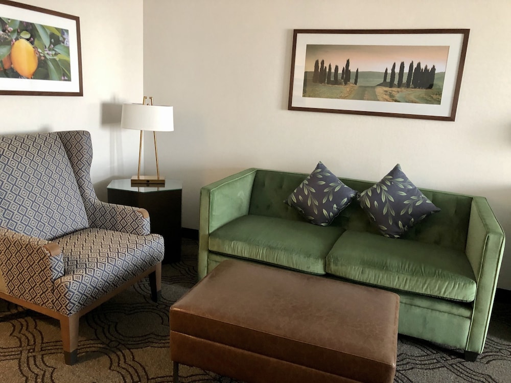 Suite, 2 Queen Beds, Non Smoking, Refrigerator & Microwave (Oversized Room) - Photo 5