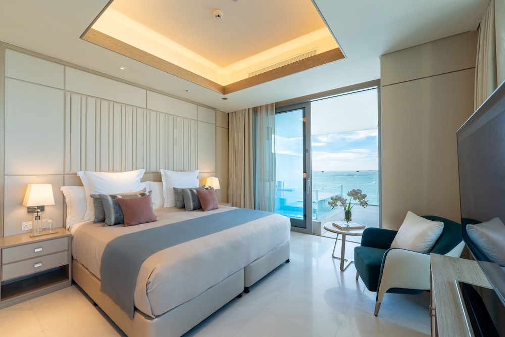 1 BED | Skyline Suite w/Pool