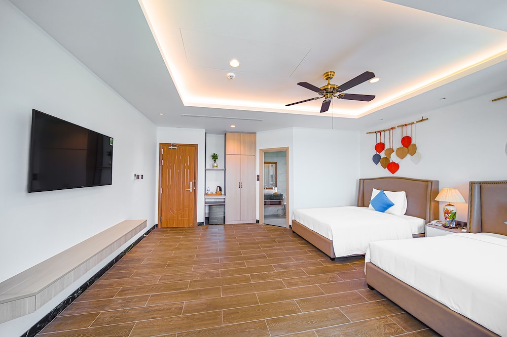 Renata, City View, 2 Twin Beds with Window thumbnail 5