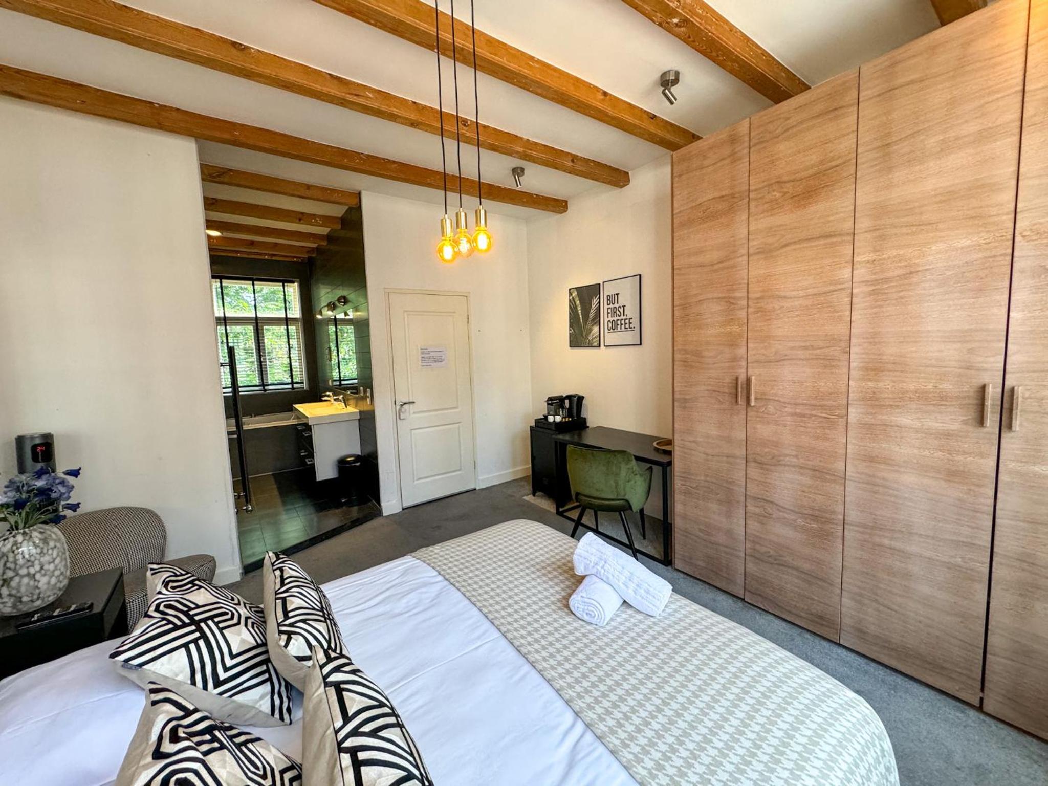 Large Double Room photo 3