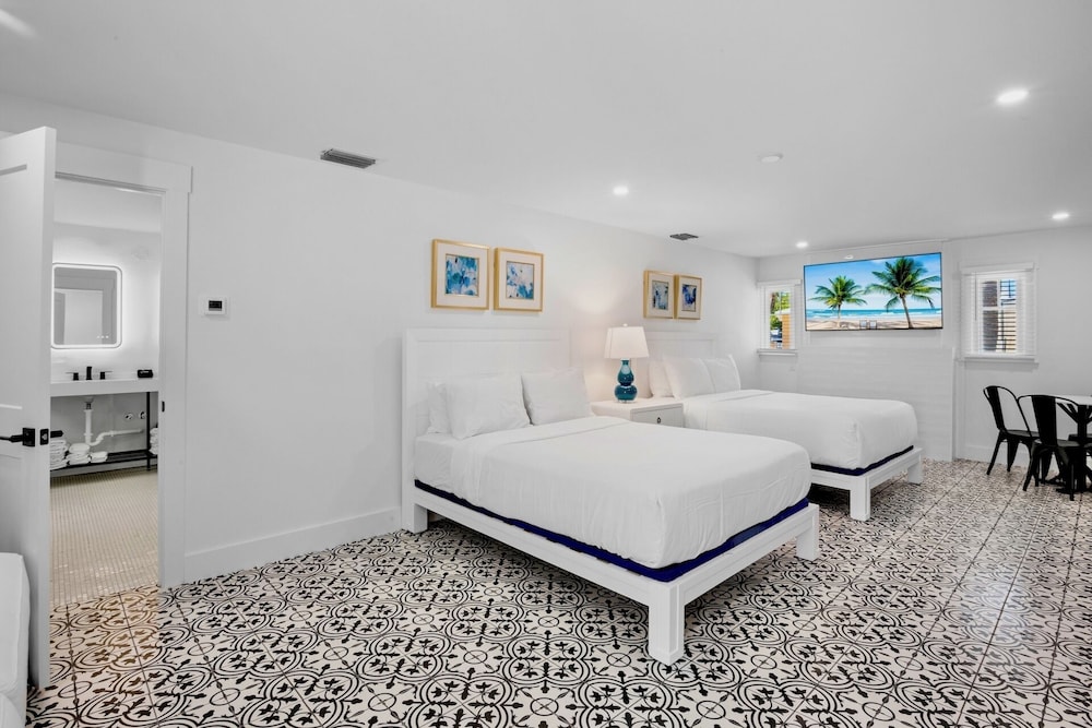 Deluxe Two Queens Suite