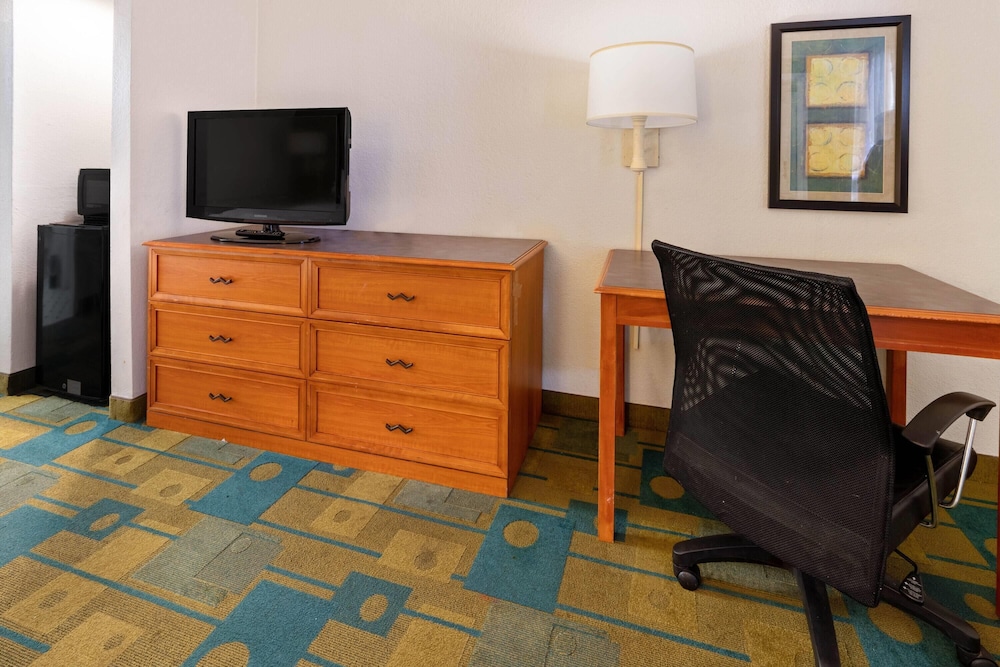 Room, 2 Double Beds, Mobility Accessible, Non Smoking (Mobility, Roll-in Shower) - Photo 3