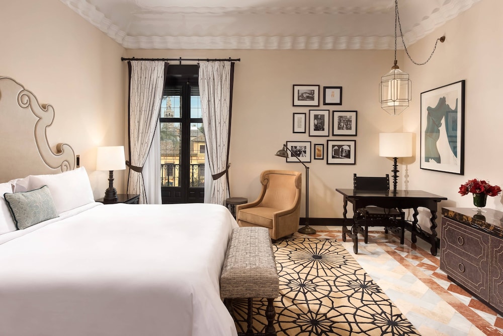 Grand Room, 1 King Bed - Photo 10