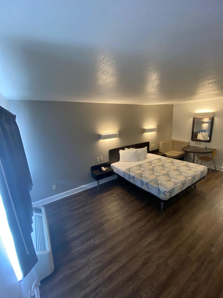 Deluxe Suite, 1 King Bed, Smoking, Hot Tub photo 3