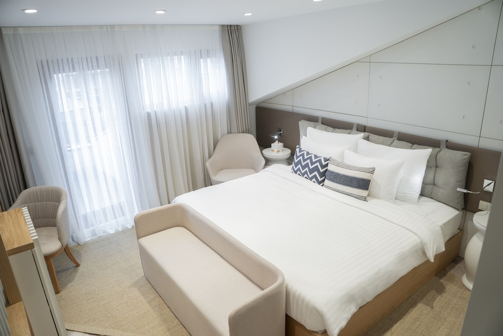 Terrace Deluxe Room, King photo 1
