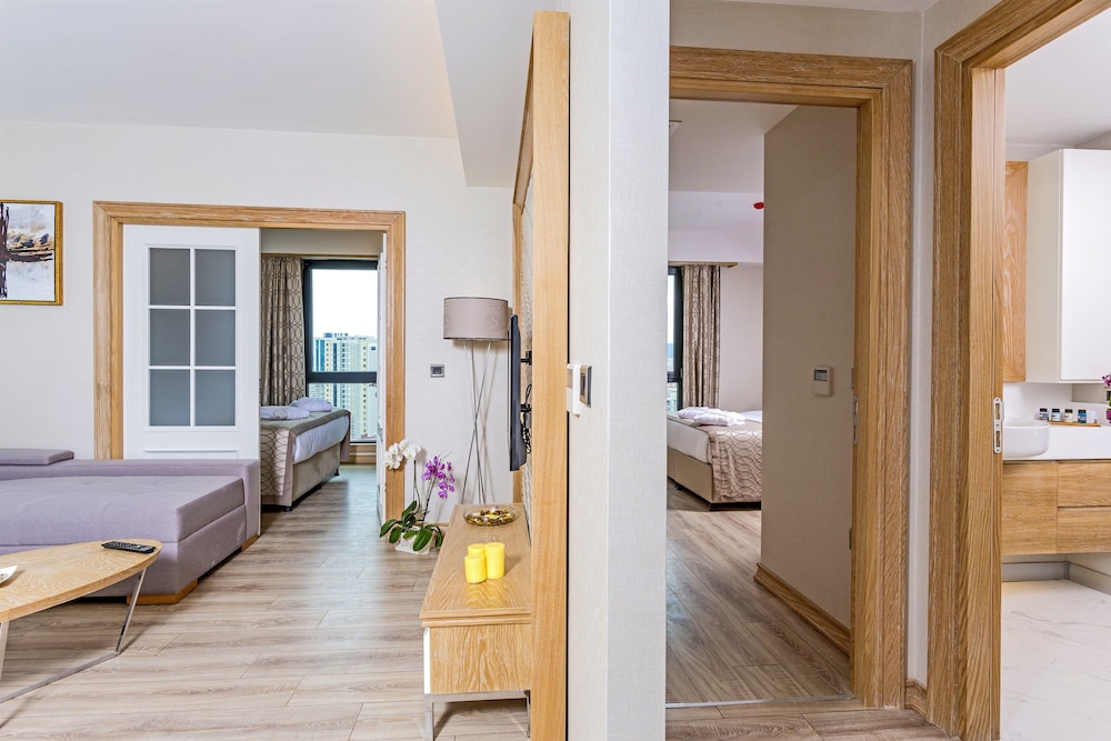 Queen Suite With 2 Bedrooms photo 1